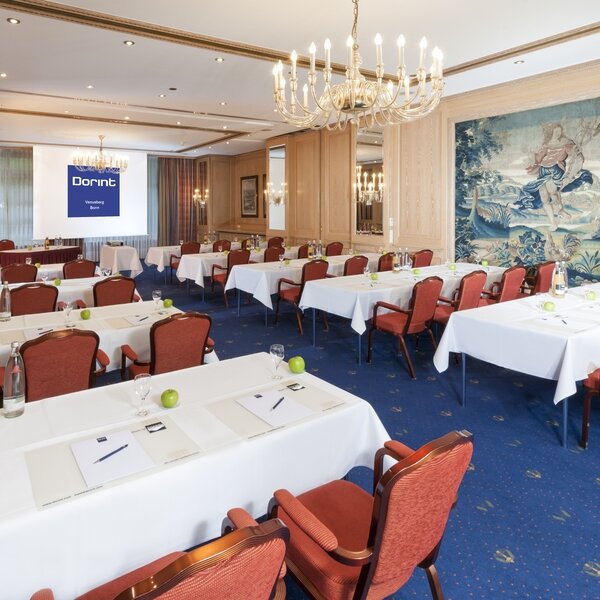 Eleganter Tagungsraum mit Kronleuchter und roten Stühlen im Dorint Hotel Bonn