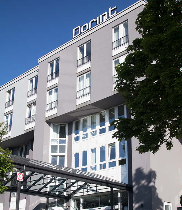 Heller Konferenzraum mit U-förmiger Tischanordnung und Tageslicht