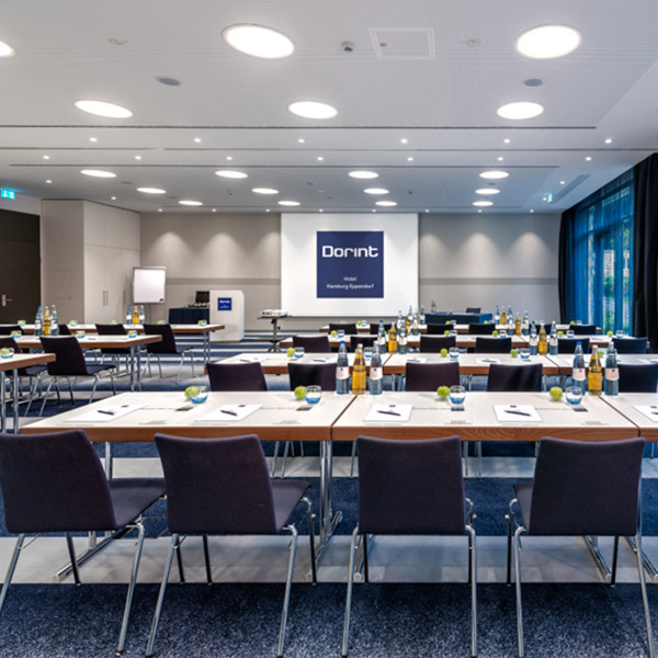 Großer Konferenzraum mit Reihenbestuhlung und Dorint-Branding auf der Leinwand