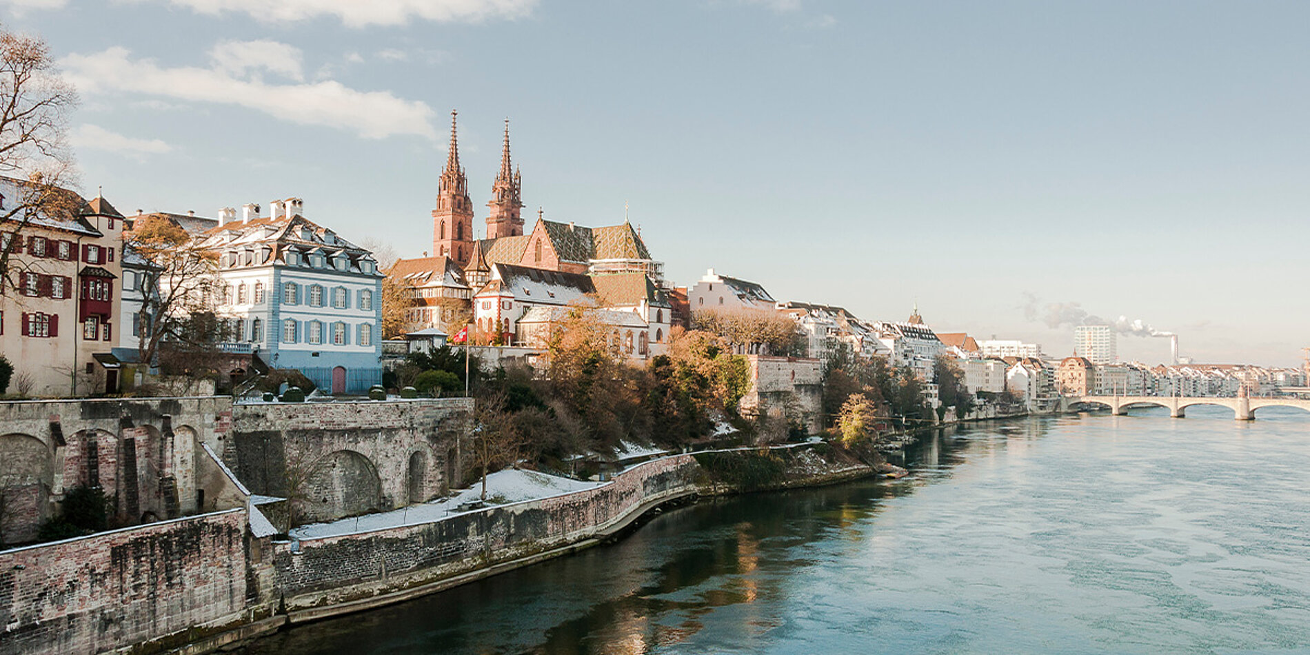 Basler Münster am Rhein in Basel mit Schnee