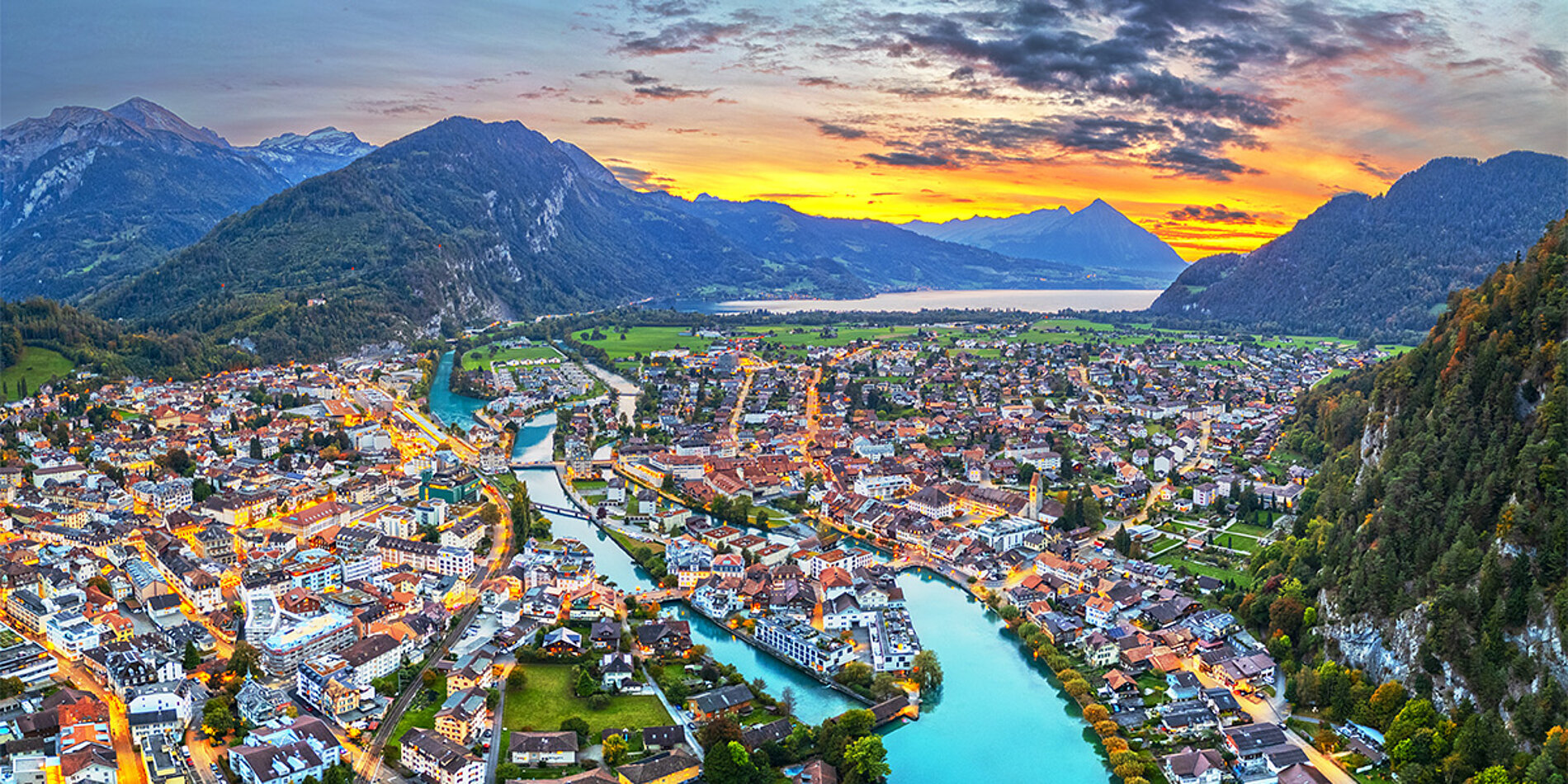 Dämmerungsblick auf Interlaken mit Aare, Brienzersee und Bergen