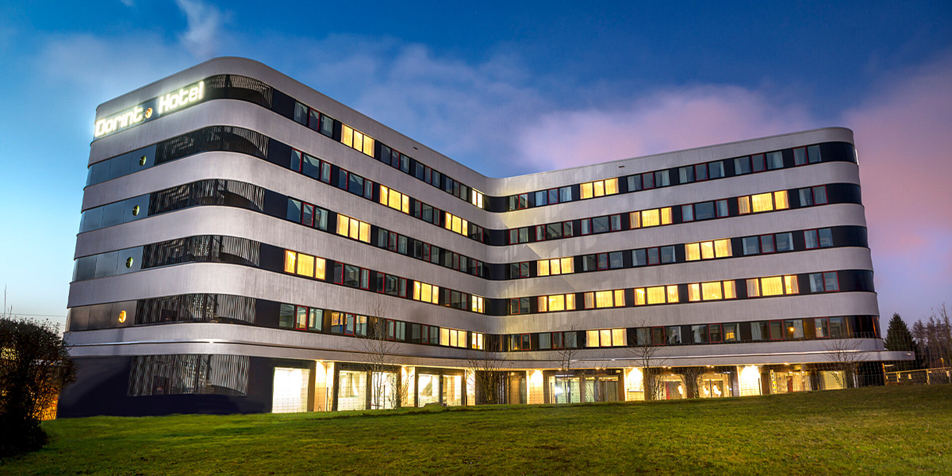 Dorint Airport-Hotel Zürich bei Dämmerung von außen