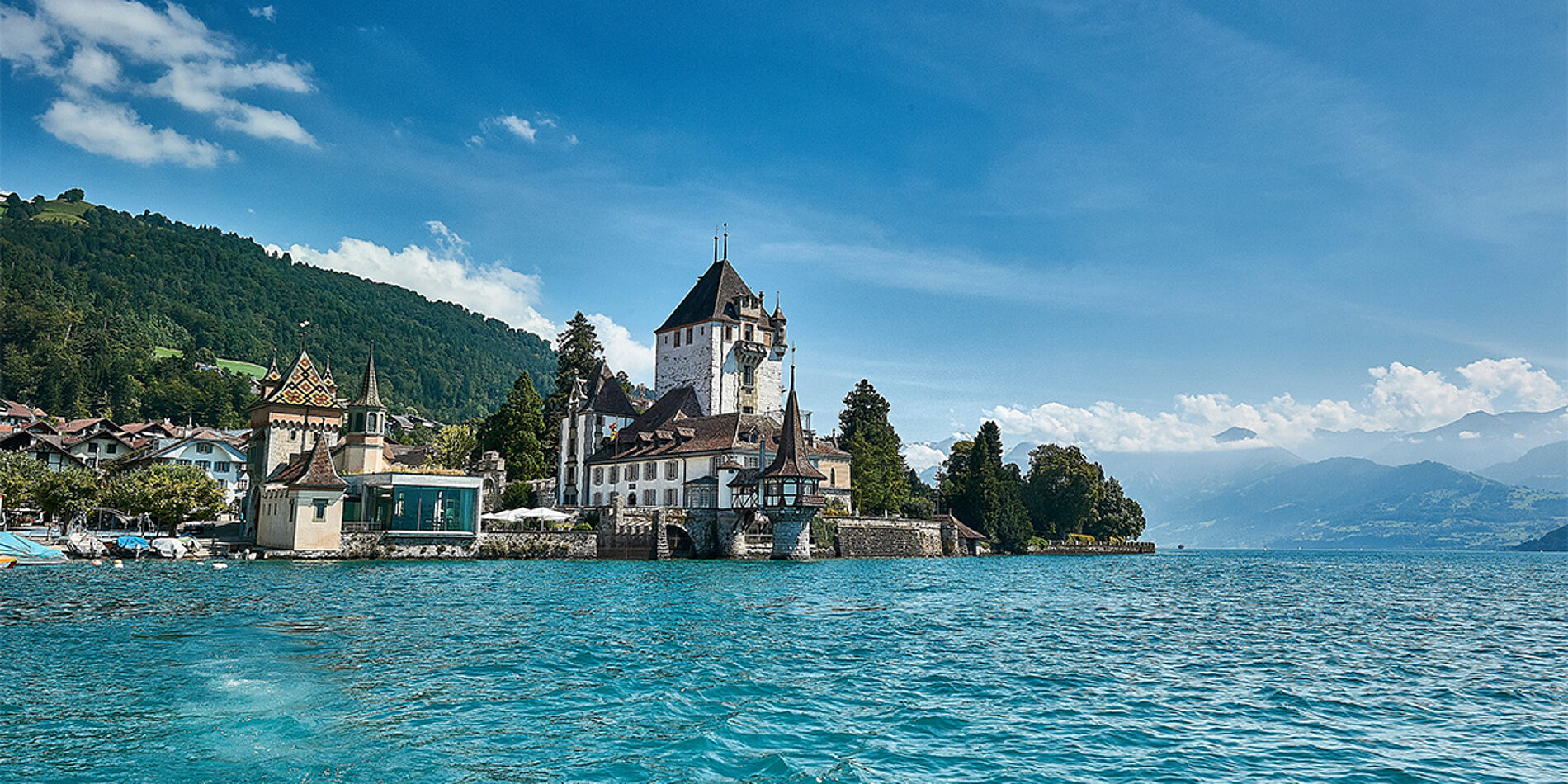 Schloss Oberhofen am Thunersee im Sommer mit Bergen im Hintergrund