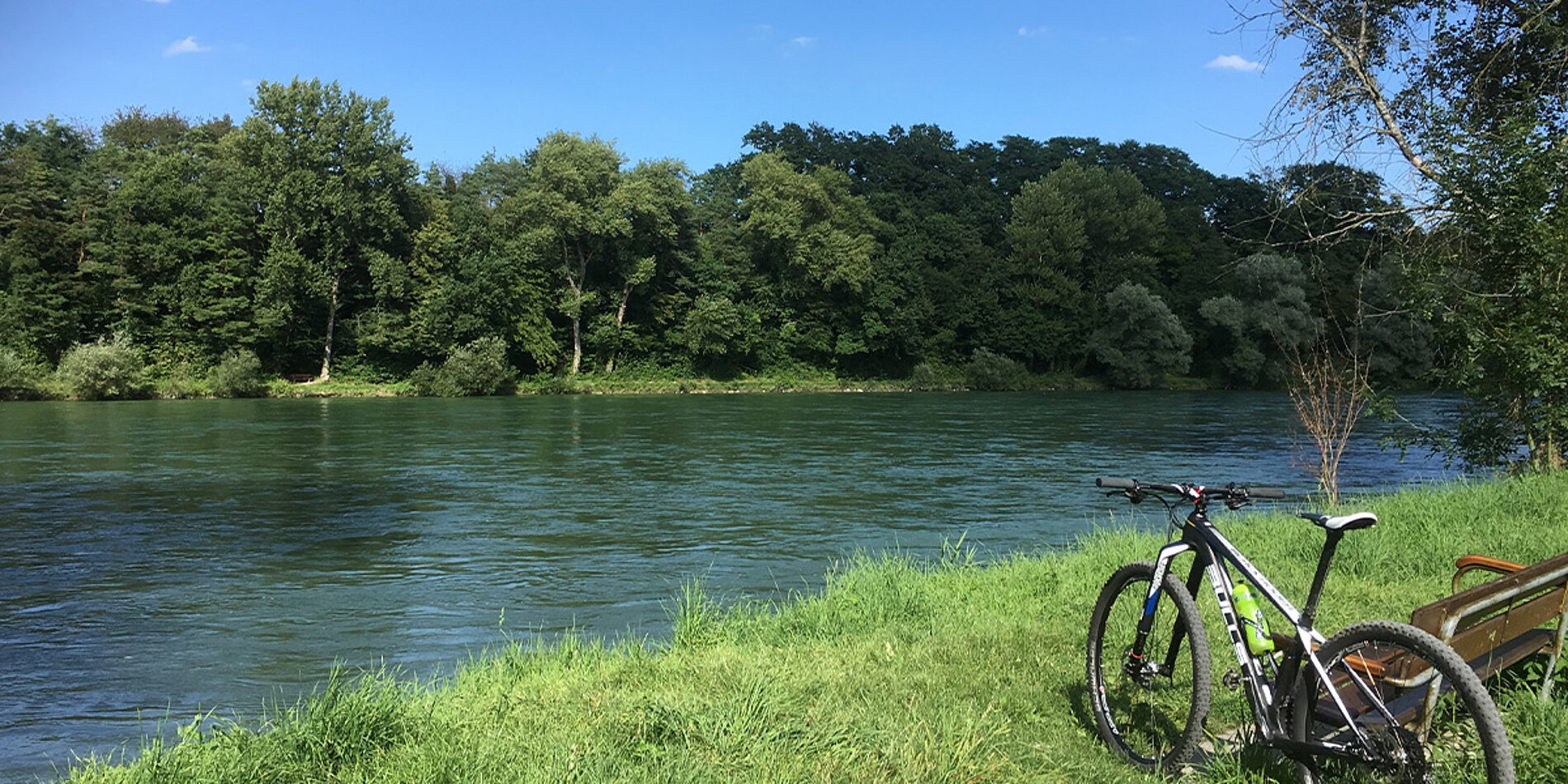 Flusslandschaft mit Fahrrad und Bank in Bad Zurzach