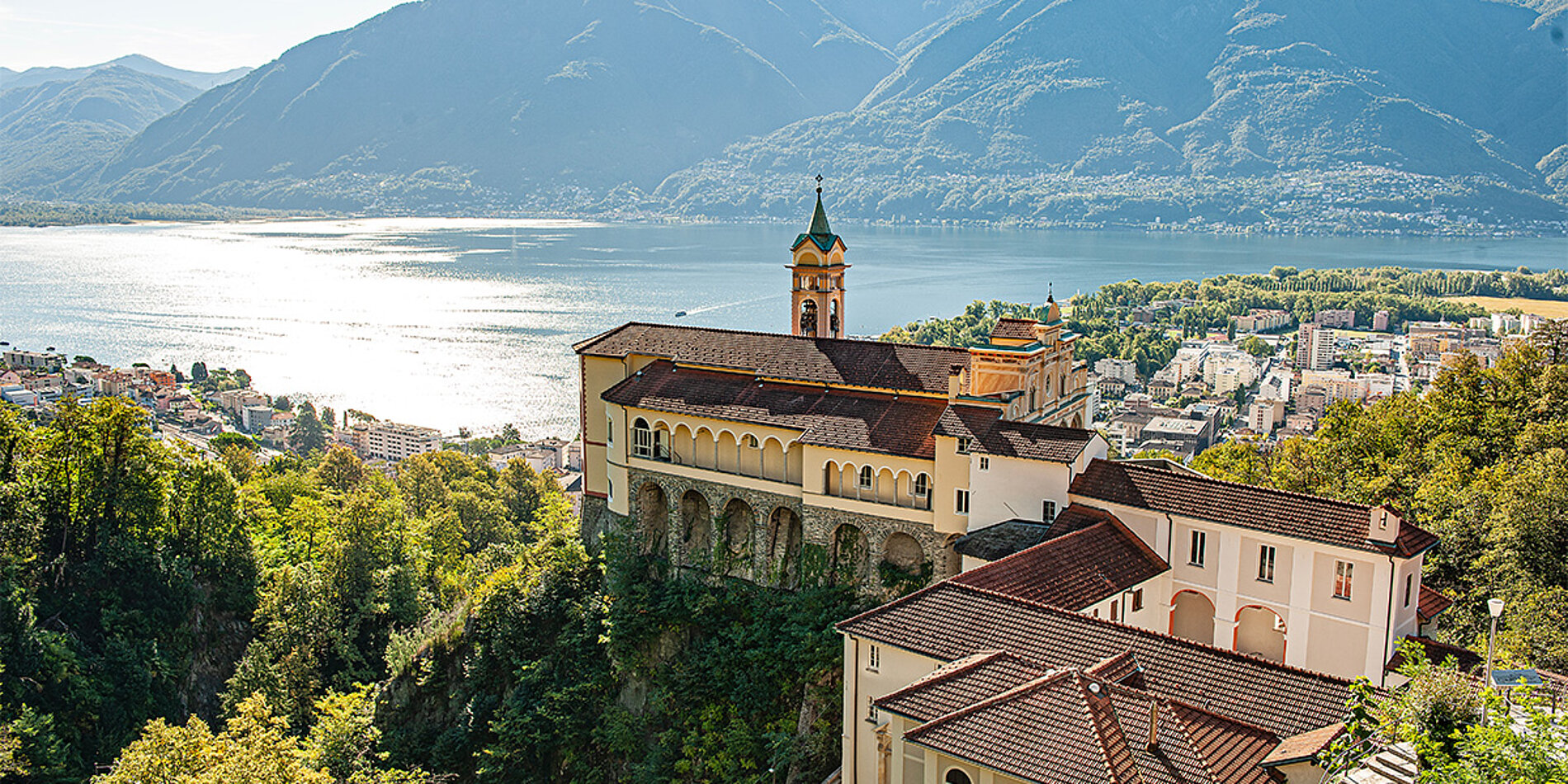 Wallfahrtskirche Madonna del Sasso mit Lago Maggiore und Bergen